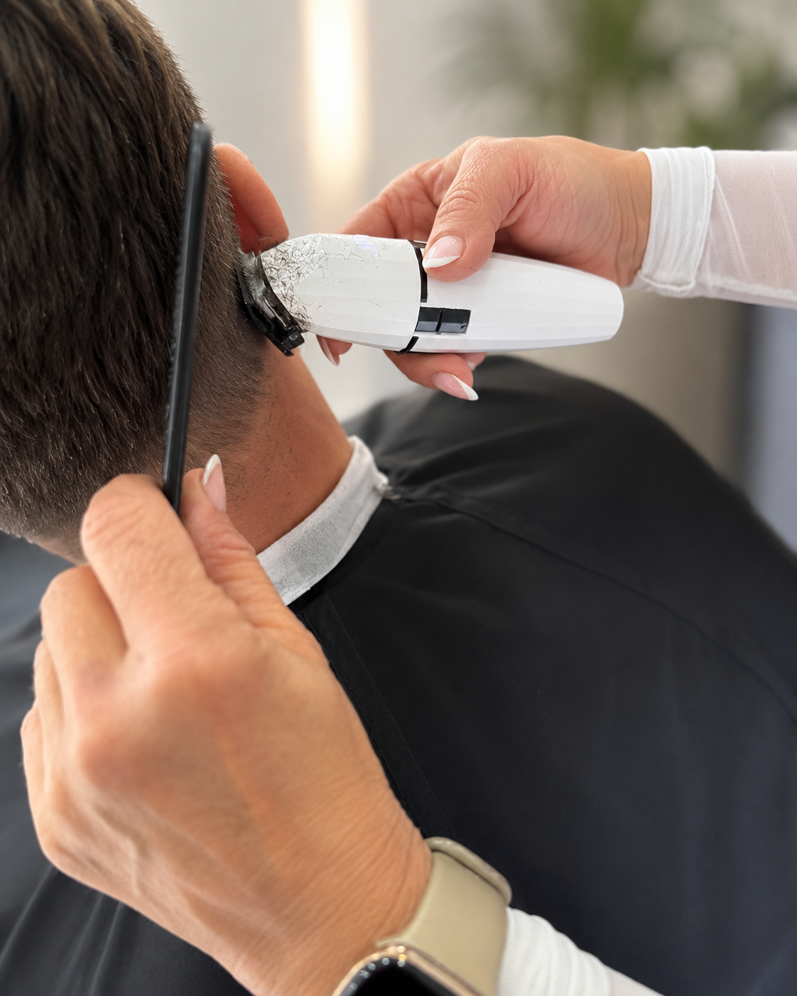 Präziser Haarschnitt mit Maschine